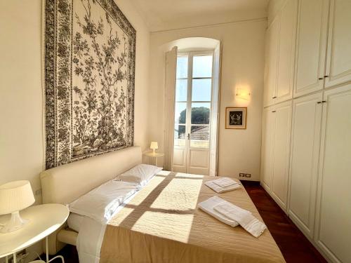 ein kleines Schlafzimmer mit einem Bett und einem Fenster in der Unterkunft Cavour in Levanto