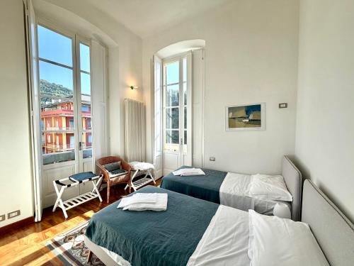 ein Hotelzimmer mit zwei Betten und einem Fenster in der Unterkunft Cavour in Levanto