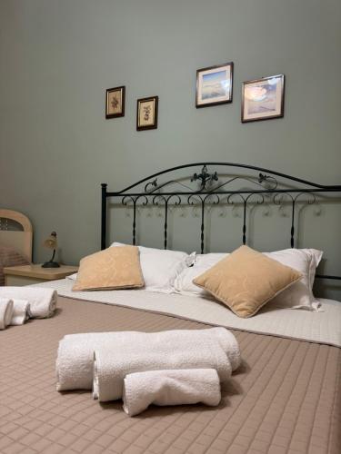 a bedroom with two beds with towels on them at Casa del Corso Apartments in Avola