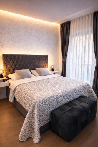 Serenity Luxe studio - King bed, Free parking garage