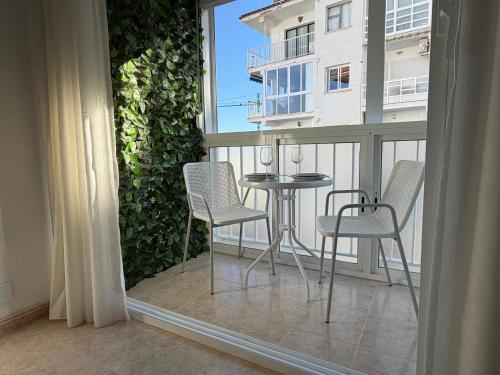 Sunlight Apartment - Apartamento soleado con balcón y piscina en el centro de Nerja