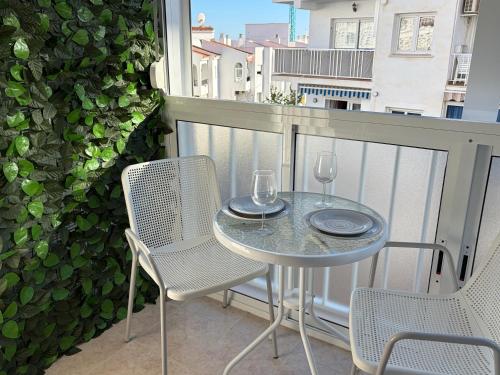 Sunlight Apartment - Apartamento soleado con balcón y piscina en el centro de Nerja
