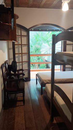 a room with two bunk beds and a window at Casa Helena Barequeçaba in São Sebastião