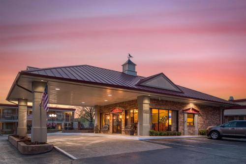 a building with a car parked in a parking lot at Best Western Winners Circle in Hot Springs