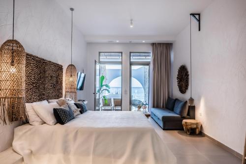 เตียงในห้องที่ Delfini beach hotel & suites