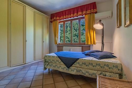 a bedroom with a bed and a window at Villa la Paolina in Marciana