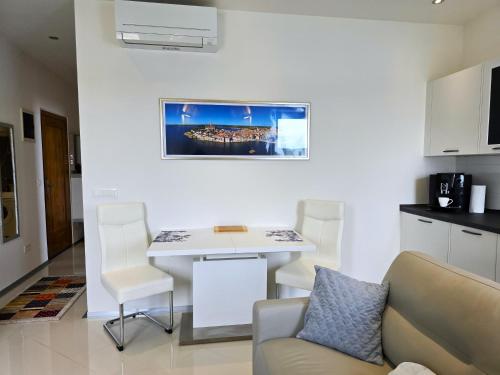 EDI - Sea-View Apartment
