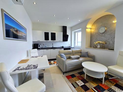 EDI - Sea-View Apartment