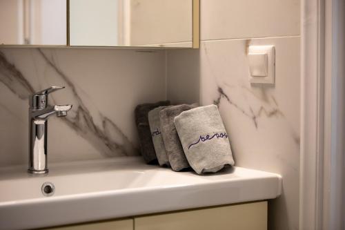 ein Badezimmer mit Waschbecken und Handtuch in der Unterkunft Kariatides in Sparta