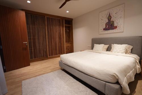 a bedroom with a large white bed and a window at 030vollsamui in Ban Bang Po