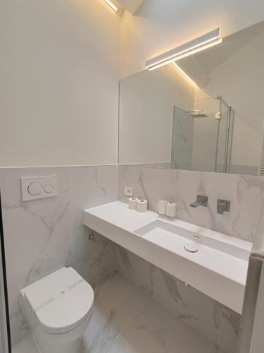 Apartment in Milan Center Duomo, Designed, AC, Wi-Fi, Metro