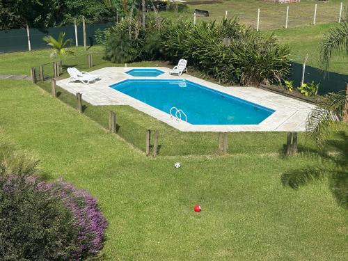 an overhead view of a swimming pool in a yard at Monoambiente 2 Village Golf in Yerba Buena