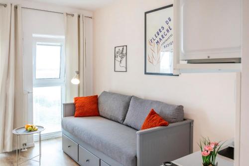 Sunny New-Build Studio, AC, Direct Tram to Center