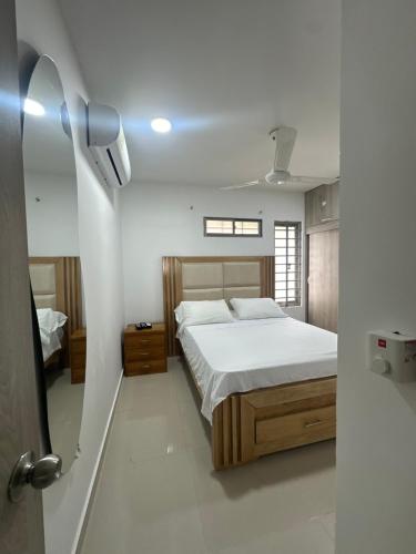 a bedroom with a large bed and a window at Apartamento completo cerca del centro in Montería