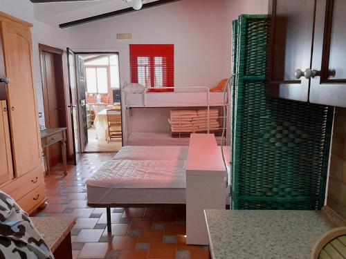 a room with two bunk beds in a room at Casa dalle valli del castello in Ioppolo Giancaxio
