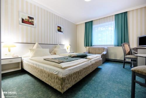 Säng eller sängar i ett rum på Parkhotel Meerane
