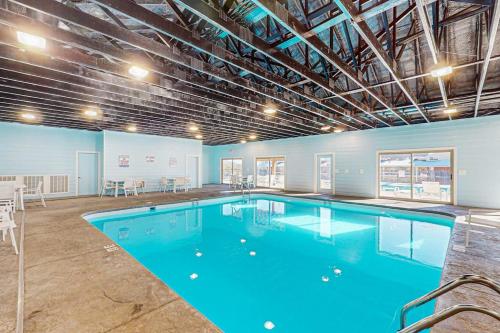 a large indoor swimming pool with blue water at Cozy Cove Lodge in Branson