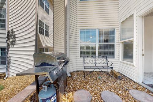 a barbecue grill on the side of a house at Hole in One in Branson