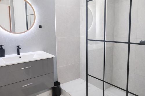 a bathroom with a sink and a shower at Duplex cosy au cœur de Sinnamary, fleuve à pied- Samélé House in Sinnamary