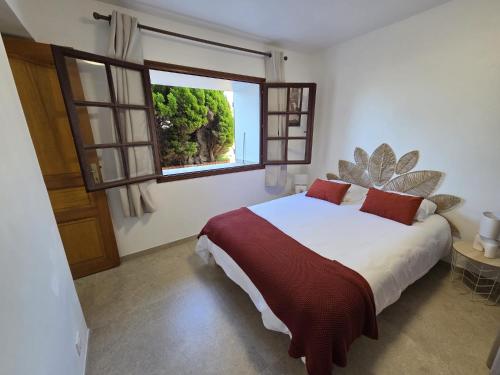 a bedroom with a large bed with a large window at A Casa di Minana in Piana