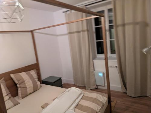 a bedroom with a bed and a window at Ferienwohnung Altes Pfarrhaus in Blumberg
