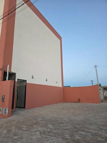 a large wall on the side of a building at Apartamento Aconchegante 103 Palmeiras de Goiás in Palmeiras de Goiás