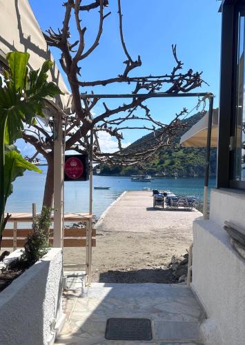 A&K Seafront Apartment 10m to Beach-Private Access,Tolo