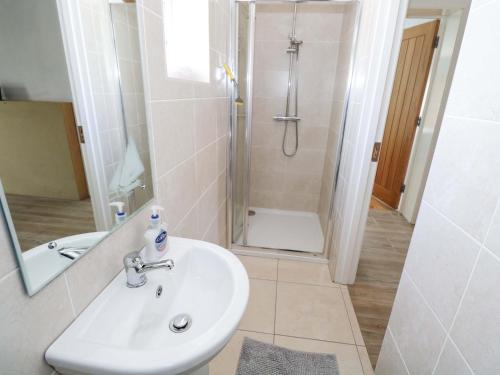 a bathroom with a sink and a shower at Tí Tom Nárta in Trawbaun