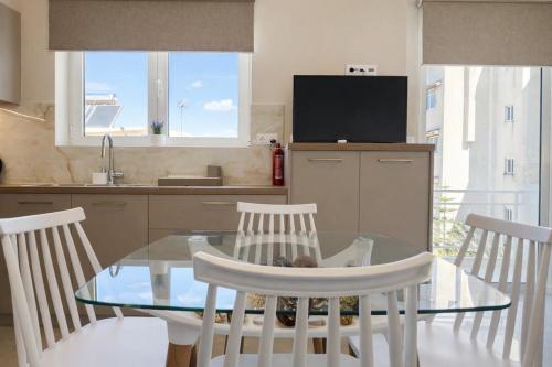 Sunny Minimal Studio Near Metro by ΜΡS