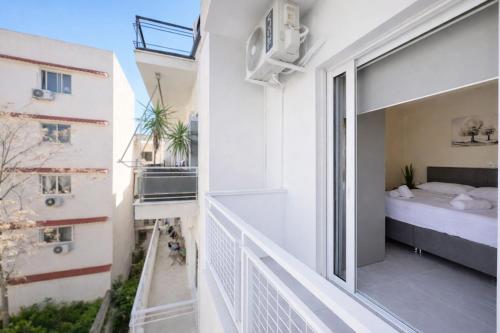 Sunny Minimal Studio Near Metro by ΜΡS