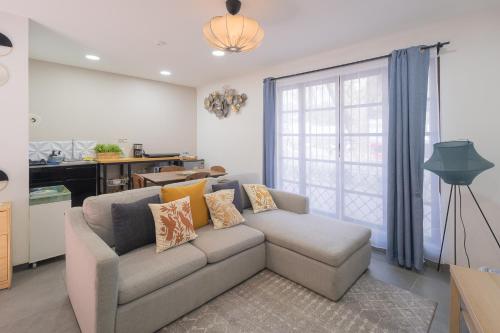 a living room with a couch and a kitchen at Casa Cielo in Mexico City