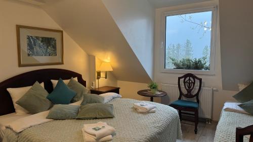 a bedroom with a bed with towels on it at Villa K2 in Karpacz