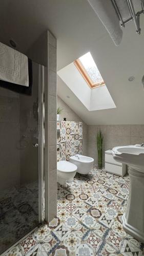 a bathroom with two sinks and two toilets at Villa K2 in Karpacz