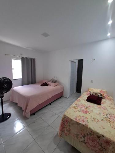 a bedroom with two beds and a window at Casa Lagoar in Jijoca de Jericoacoara