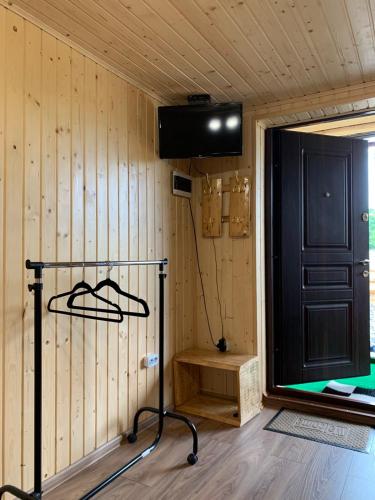 a room with a television and a wooden wall at ViV in Vorokhta