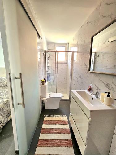 a bathroom with a sink and a toilet at Casa Vinhas - O teu refúgio no coração da cidade in Macedo de Cavaleiros