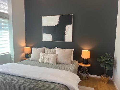 a bedroom with a bed with two lamps and a painting at Minutes to Rock City, Ruby Falls, & Downtown in Chattanooga
