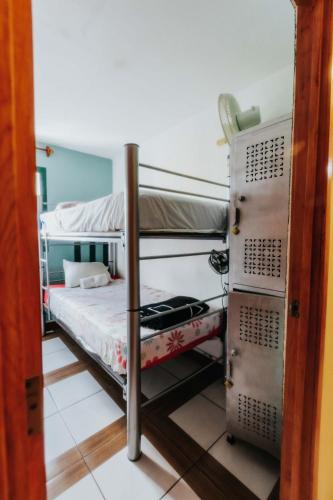 a room with a bunk bed and a door with a bunk bed at Hostal Guadalajara in Guadalajara