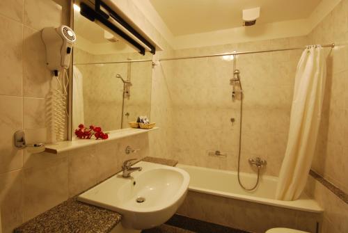 y baño con lavabo, ducha y bañera. en Hotel Spiaggia, en Pesaro