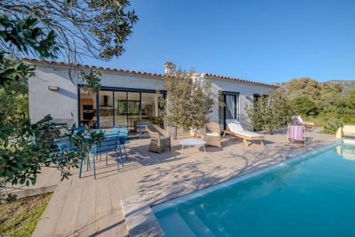 Piscina a Villa Ena o a prop