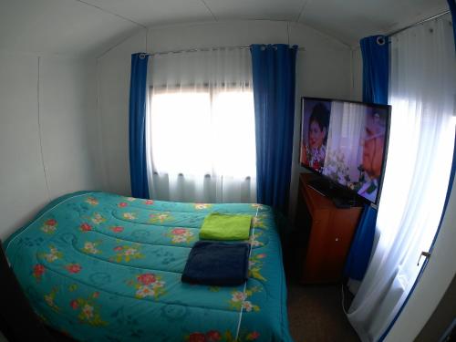 1 dormitorio con cama y ventana en Casita Independiente en Punta Arenas