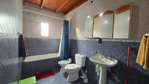 a bathroom with a toilet and a sink at La Colina in Río Mayo