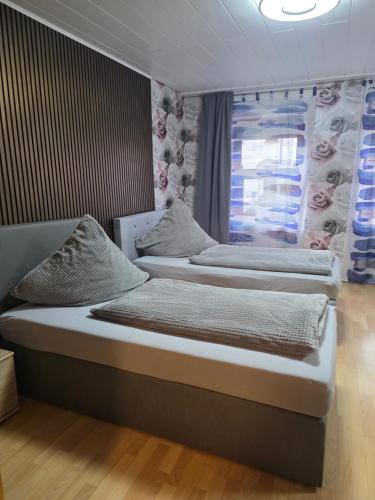 two beds sitting next to each other in a bedroom at Ferienwohnung Gabry in Saarlouis