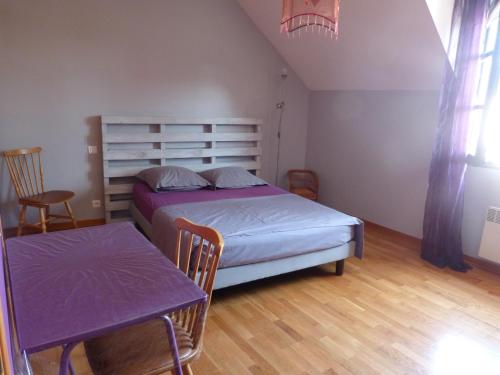 um quarto com uma cama e uma mesa em Entre Vignes Et Marais em Vert-la-Gravelle