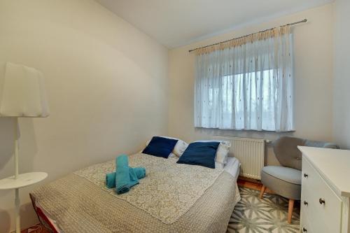 ソポトにあるGrand Apartments - Helskaのベッドルーム1室(青いおもちゃが置かれたベッド1台付)