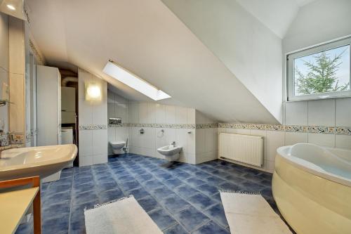 ソポトにあるGrand Apartments - Helskaの広いバスルーム(洗面台2台、トイレ付)