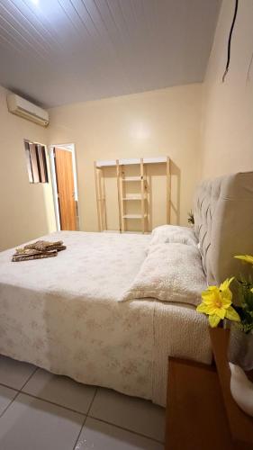 a bedroom with a bed in a room at Casa Espaçosa e Aconchegante com 4 camas, 3 quartos in Juazeiro do Norte