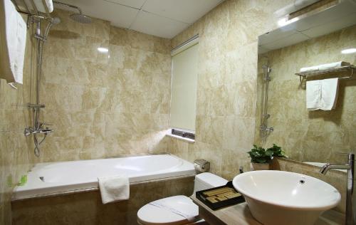 Phòng tắm tại Blue Pearl West Hotel