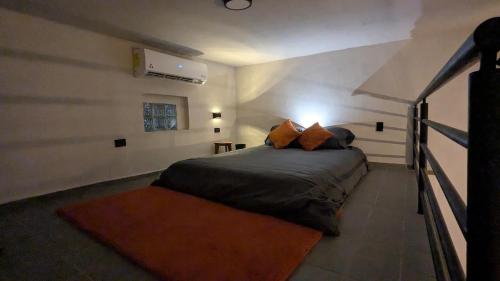 ein Schlafzimmer mit einem Bett in einem Zimmer in der Unterkunft Tiny Room Historic Center in Hermosillo