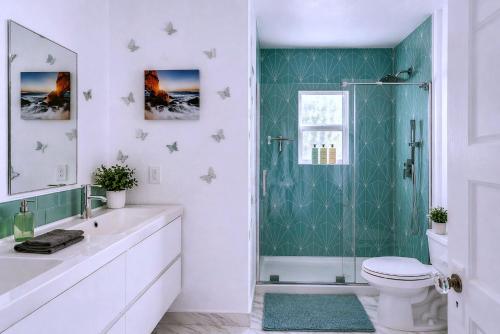 a bathroom with a shower with a toilet and a sink at CasaViva Vista - Top-Floor 2BR with Private Porch, City Views & Sunset, Walk to Hillcrest, Near Zoo & Beaches, San Diego in San Diego